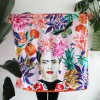 Φουλάρι Tropical με τη Frida Kahlo περιτριγυρισμένη από λουλούδια, πεταλούδες και φρούτα από την Disaster Designs