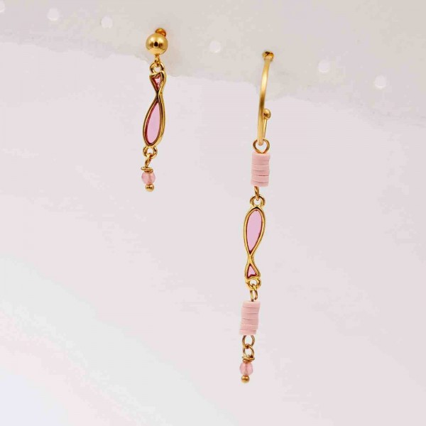 Dissimilar earrings in gold-plating with fish made of glass and beads