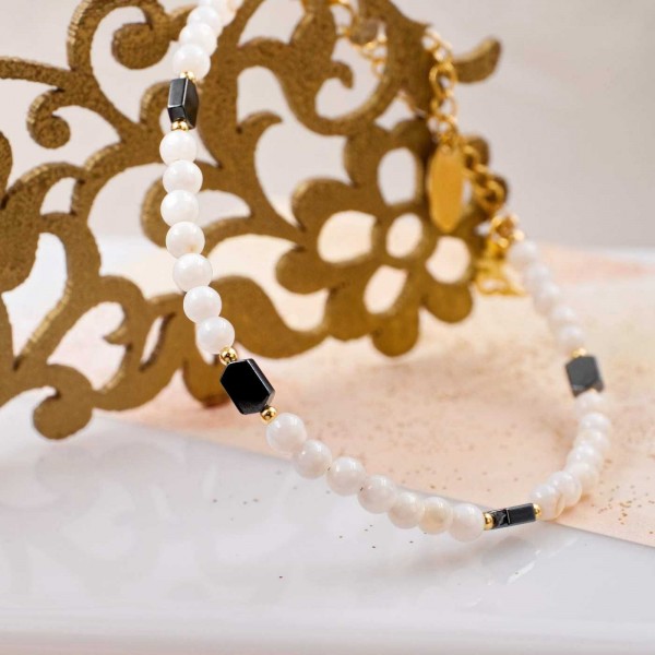 Handmade lucky bracelet made of Mother of pearl, hematite and gold-plated metal parts