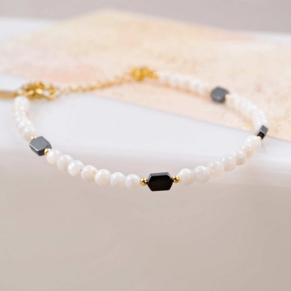 Handmade lucky bracelet made of Mother of pearl, hematite and gold-plated metal parts